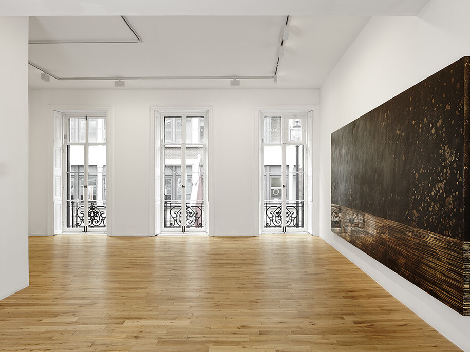 Teresita Fernández, Golden (Obsidian Scene 2), 2014
Gold chroming and India ink on wood panel, 3
panels, Overall: 203,2 x 487,7 cm © Teresita Fernández- All rights reserved, courtesy of the Artist and Almine Rech Gallery