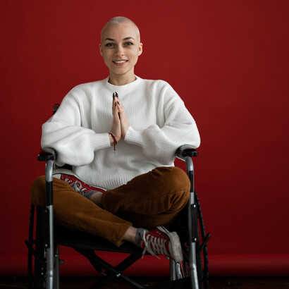 Mulher em cadeira de rodas senta em forma de meditação