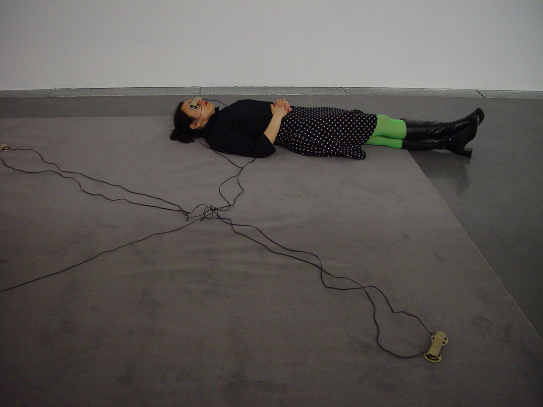 Music for the Eyes, 1981, 3 paires de haut-parleurs, reliées par du feutre blanc, câble audio, CD, lecteur CD, dimensions variables
3 pairs of speakers, linked by white felt, audio wires, CD, CD player, variable size