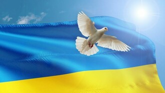 Die ukrainische Flagge mit einer Taube als Zeichen des Friedens