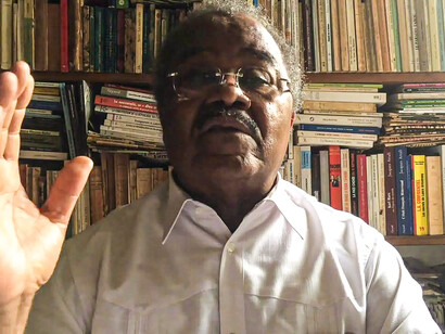 Ebénézer Njoh Mouelle, philosophe et homme politique camerounais. L'auteur dégage les limites de la notion de libre choix individuel en raison, entre autres, du risque encouru pour la préservation de la cohésion sociale