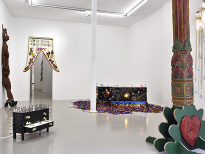 Charly Bechaimont, Rudy Dumas et Romuald Jandolo, Les rois morts, vue d'exposition. Avec l'aimable autorisation de la Galerie Suzanne Tarasieve