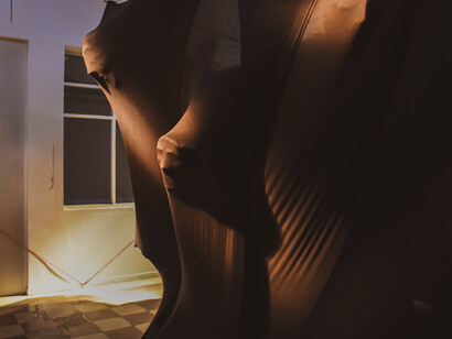 A instalação Oscura Kermés Oscura no Museo de La Ciudad de Paraná traz uma perspectiva política e histórica sobre a repressão e a busca pela justiça. Foto tirada pelos autores da exposição OKA: Gustavo Hennekens, Victoria Puigcernau, Valentina Arlettaz e Félix Lenzi Colman