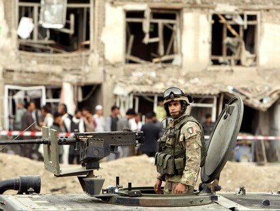 Soldados de la coalición internacional inspeccionan un lugar de Kabul tras un atentado
