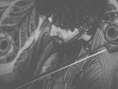 Tra mood acustico e suoni elettrici, gli Araputo Zen sfruttano egregiamente l'ampia tavolozza strumentale, dal mandolino al violino © Sabrina Cirillo