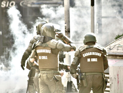 Grupo de Carabineros intentan controlar una protesta en Santiago de Chile