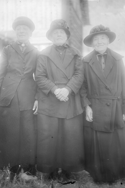 Ernst Ludwig Kirchner, Margreth, Dorothe und Elsbeth Rúesch vor der Scheune neben 
dem Wildbodenhaus, um 1925. Courtesy of Kirchner Museum Davos