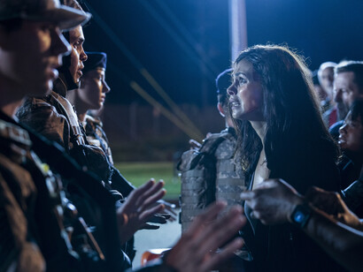 La actriz Morena Baccarin da vida a Allison en la cinta «Greenland: el último refugio». Foto: Diamond Films