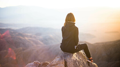 A woman rests during a workout: exercise plays an important role in maintaining stress levels 