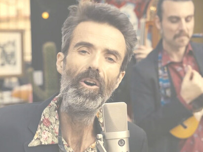 Pau Donés al frente de Jarabe de Palo en un fotograma del video «Eso que tú me das»