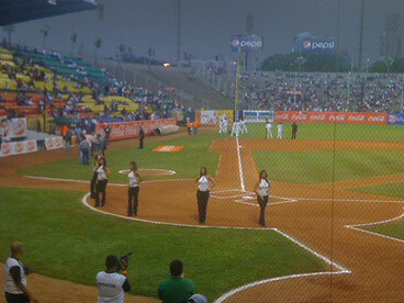 Estadio Universitario de Béisbol, Universidad Central de Venezuela. El béisbol llegó a Venezuela a finales del siglo XIX, cuando estudiantes que regresaban del extranjero organizaron en Caracas uno de los primeros juegos formales frente a la estación de tren de Quebrada Honda