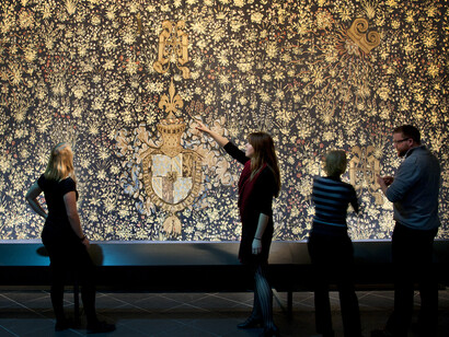 Looking at the Mille-fleur tapestry, which once belonged to Philip the Good (Brussels(?), ca 1466)
© Bernisches Historisches Museum, Bern. Photo Nadja Frey