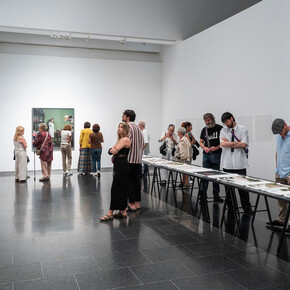 Varios artistas, Una ciudad desconocida bajo la niebla, vista de exhibición. Cortesía de Museu d’Art Contemporani de Barcelona