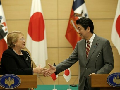 Michelle Bachelet con Shinzo Abe, premier de Japón