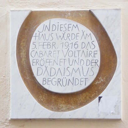 Una targa con dedica al dadaismo presso il Cabaret Voltaire, Zurigo, Svizzera