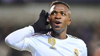 Vinicius Jr. é retratado como um exemplo de superação e resiliência, enfrentando não apenas os desafios no campo, mas também as batalhas contra estereótipos e preconceitos