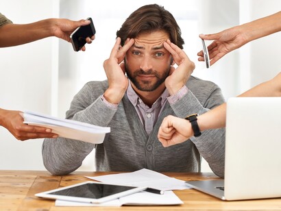 Un trabajador agobiado