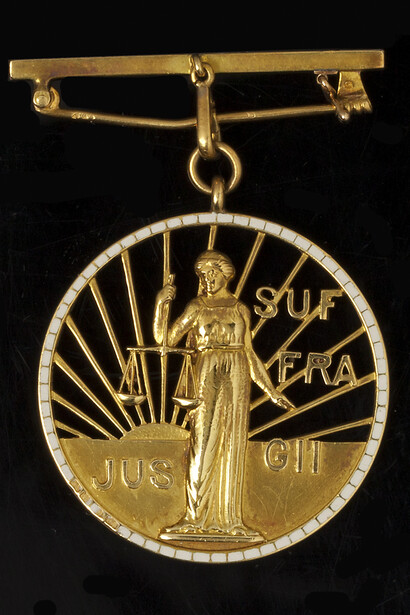 International Woman Suffrage Alliance medal, Groninger Museum.
Photo: Marten de Leeuw.
