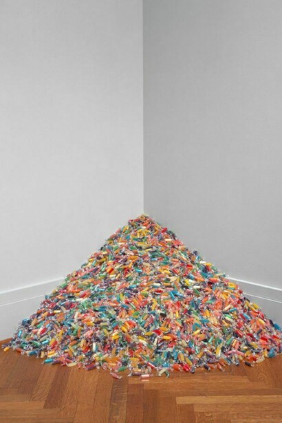 Felix Gonzalez-Torres, “Untitled”, 1992. Candies individually wrapped in variously coloured cellophane, endless supply, Overall dimensions vary with installation, Original size: 2 x 48 x 48 in. © The Felix Gonzalez-Torres Foundation, Courtesy of Andrea Rosen Gallery, New York