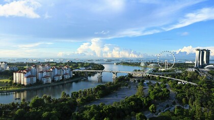 Marina Bay Sands, em Singapura. A escolha das espécies a serem plantadas, contudo, não pode ser aleatória. A arborização urbana possui critérios técnicos fundamentais para evitar conflitos com a infraestrutura, um fator importante para a sustentabilidade econômica do município