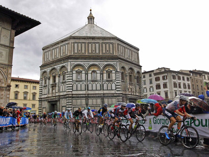 Los corredores pasan junto al Baptisterio de Florencia
