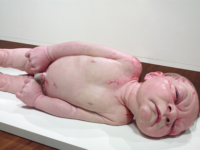 Ron Mueck, A Girl, 2006, acrylic on polyester resin and fibreglas, 110.5 x 134.5 x 501 cm
Purchased 2007 with the assistance of a contribution from F. Harvey, Benoit and Dr. Lynne Freiburger-Benoit, National Gallery of Canada, Ottawa, Photo © NGC