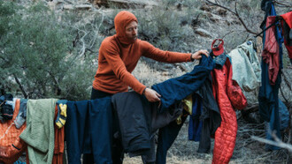 Marcas como Patagonia han sido pioneras en este enfoque, promoviendo la reparación de ropa y el reciclaje de materiales desde hace décadas. Nuevamente vuelve con su colección de ropa de segunda mano, California, EE. UU.