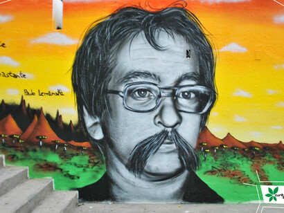 Grafiti de Leminski, obra de Michael Devis y João Marcos, en la entrada a la Galeria Júlio Moreira en Curitiba