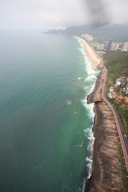 Prais oceânicas transformadas em depósitos de esgoto - Praia de São Conrado. Foto de Mario Moscatelli
