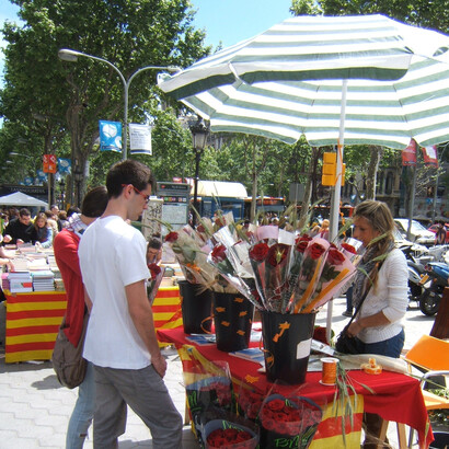 En toda Barcelona se venden libros y rosas, pero es en La Rambla donde el evento alcanza su máxima expresión.  Es tradicional promover la venta de libros con firmas de los autores y haciendo un descuento en el precio de venta. Se realizan actividades en las bibliotecas y conciertos en las calles que se añaden a la ajetreada agenda cultural de la ciudad condal