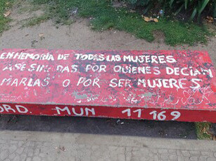 Banco Rojo instalado en la plaza del centro comercial City Bell. El banco rojo es un símbolo para visibilizar la violencia contra las mujeres y los femicidios. La Plata, Argentina
