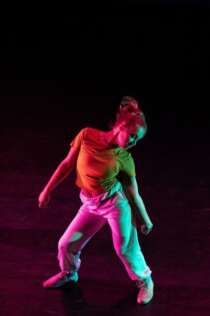 Ragazza mentre balla danza hip-hop