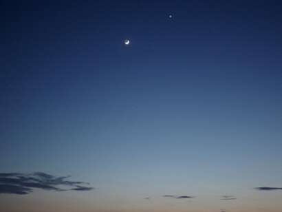 Osservava il cielo notturno