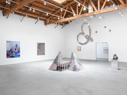 Various artists, Summerlove sensation, exhibition view. Courtesy of Galerie Perrotin