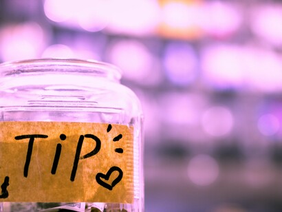 Muchos empresarios aprovechan el sistema de propinas para pagar auténticas miserias a sus trabajadores que, además, suelen ser mujeres y sufrir acoso por parte de los clientes