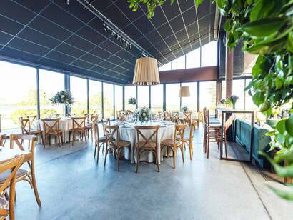 Cada decisión externa —una ley, una crisis o una tendencia— se filtra en la cocina como un ingrediente invisible que transforma el sabor final