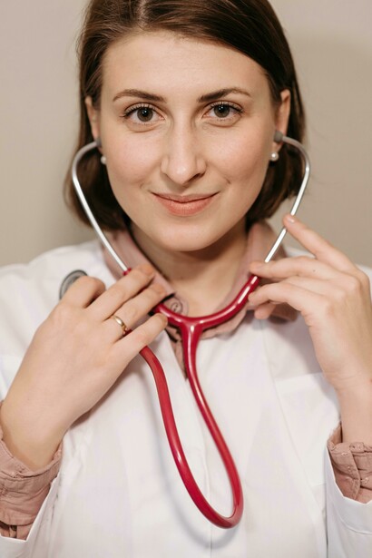 Médica jovem oferecendo cuidado dedicado em clínica particular. Conheça a importância da humanização no atendimento médico