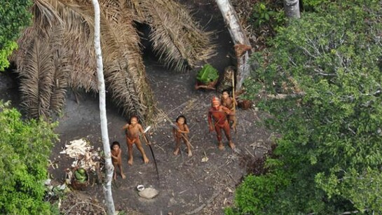 Una delle ultime tribù incontattate del mondo nella zona del Fiume Envira, nell’Amazzonia brasiliana. Sulla terra vivono almeno 100 tribù incontattate e sono tutte a rischio di estinzione.Fotografia © Gleison Miranda/FUNAI
