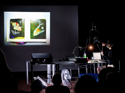 Cristian Chironi, Cutter, performance live in FC-Nomades, 2011, coutesy Olivier Ouadah, Fondation Cartier pour l'art contemporain.