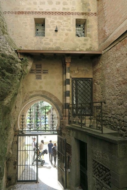 Veduta dall'interno di un ingresso, Rocchetta Mattei, Grizzana Morandi (BO), Italia