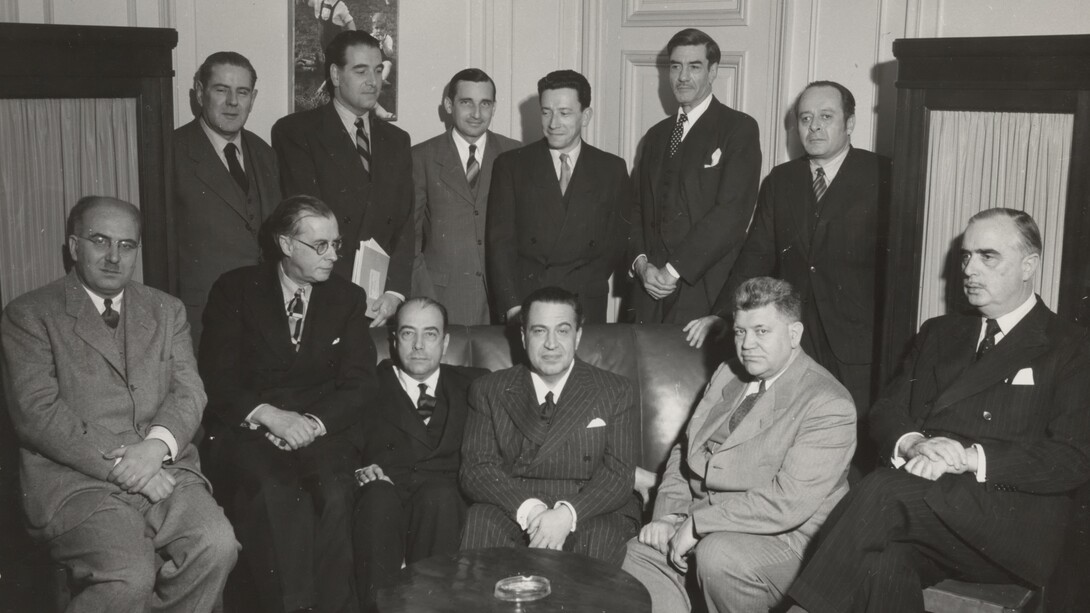 Riunione a Madrid, 16 dicembre 1950. Commissione Internazionale Scientifica e Culturale. Da sinistra a destra, seduti: il dott. Constantine K. Zurayk (Siria), il dott. Julian Huxley (Inghilterra), il dott. Paulo B. Carneiro (Brasile), il dott. J. Torres Bodet (Messico), il dott. Ralph E. Turner (USA), il dott. Carl J. Burckhardt
(Svizzera). In piedi, da sinistra a destra: il dott. P. Bosch-Gimpera (Messico), il dott. Jean Thomas (Francia), il dott. Silvio Zavala (Messico), il dott. Charles Moraze (Francia), il dott. Armando Cortesao (Portogallo), il dott. Mario Praz (Italia). Titolo I membri della Commissione e i funzionari dell'UNESCO progettano una Storia dell'umanità. La foto è apparsa nell'edizione internazionale del New York Times, il 18 dicembre 1951, in relazione all'articolo di Ben Fine sulla Storia dell'umanità