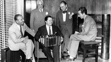 En el centro con el bandoneón: Anibal Troilo. Luego, de izquierda a derecha: Osvaldo Fresedo, José Razzano, Francisco Canaro y Enrique Santos Discépolo (1944), Buenos Aires, Argentina
