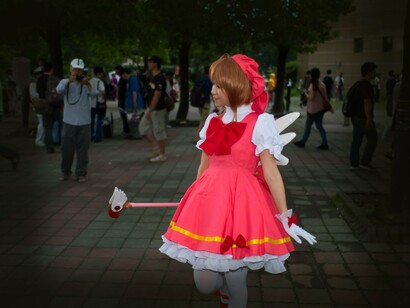 Cosplayer vestida de Cardcaptor Sakura. Mesmo tocando em temas pesados, e alguns até muito controversos, as artistas conseguem lidar com eles de forma delicada, como por exemplo os seus diversos personagens LGBT+ espalhados por todas as obras, androginia, tipos diferentes de relacionamento e de amores (esse tópico criando uma verdadeira polêmica que obrigou as autoras a eliminarem uma personagem da continuação de Cardcaptor Sakura), bullying, e muitos outros