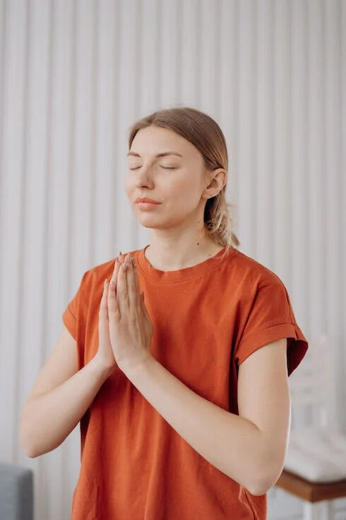 Forme di meditazione creative, come la meditazione guidata o la meditazione attraverso la scrittura, possono aiutare a esplorare i pensieri e a identificare i modelli di pensiero negativi