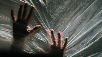 Peur, anxiété et panique. L’individu réduit à la survie et dominé par cette motivation qui se transforme bien vite en idée fixe se sent constamment menacé 