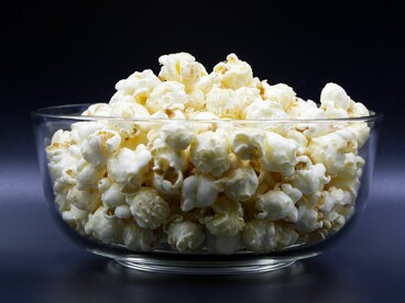 Pipoca servida em uma tigela. Presença constante em encontros, passeios e sessões de cinema, ela ocupa um lugar especial na memória de muitas pessoas