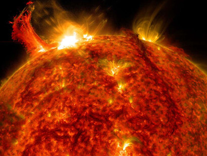 La eyección de masa coronal (CME) es una onda hecha de radiación y viento solar que se desprende del Sol en el periodo llamado Actividad Máxima Solar