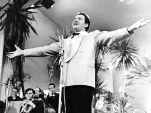 Modugno canta "Volare" per la prima volta nell'edizione del Festival di Sanremo 1958. La canzone avrà successo in tutto il mondo