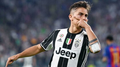 Dybala dopo il primo goal al Barcelona durante la sua classica celebrazione, la DybalaMask