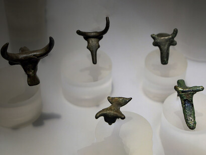 Civiltà nuragica, prima età del ferro, protomi di bue da navicelle